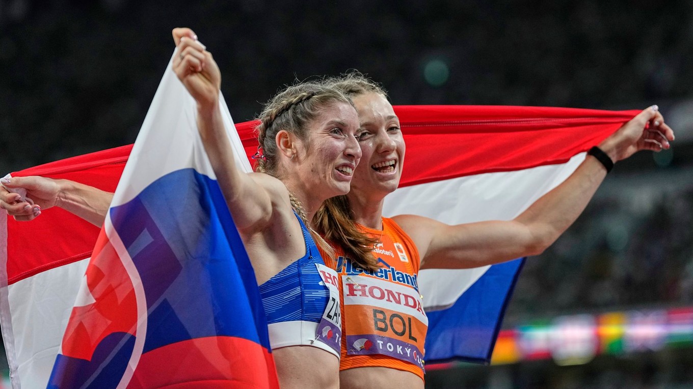 Slovenka Emma Zapletalová (vľavo) a Holanďanka Femke Bolová pózujú po finále behu na 400 m cez prekážky na atletických MS v Tokiu.