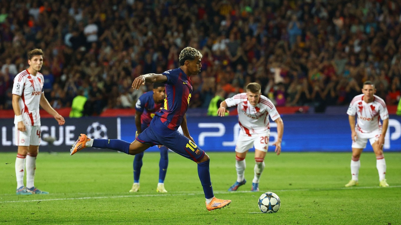 Lamine Yamal premieňa pokutový kop v zápase FC Barcelona - Olympiakos Pireus.