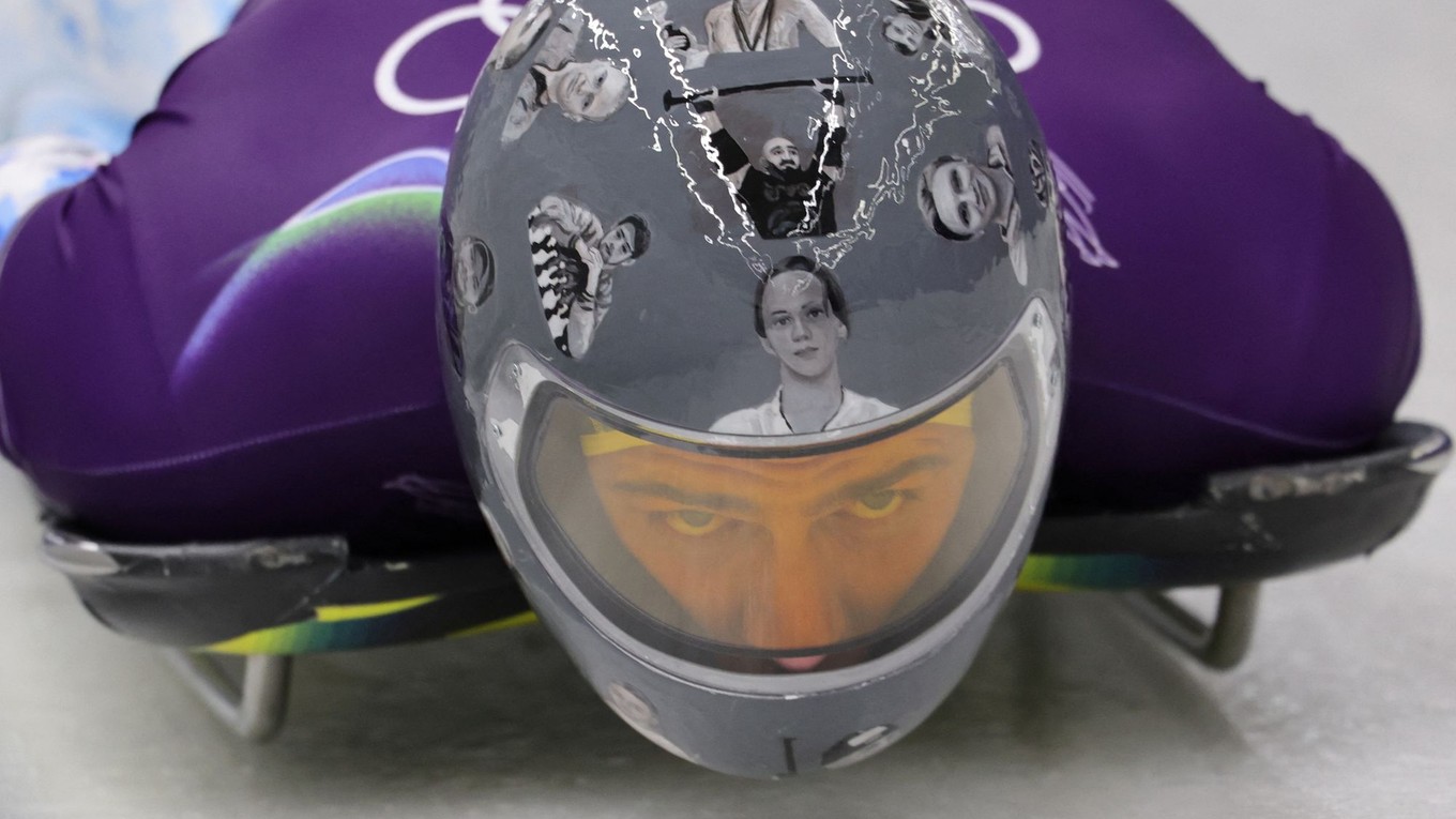 Ukrajinský skeletonista Vladyslav Heraskevyč má na prilbe fotografie ľudí zabitých počas vojny na Ukrajine. 