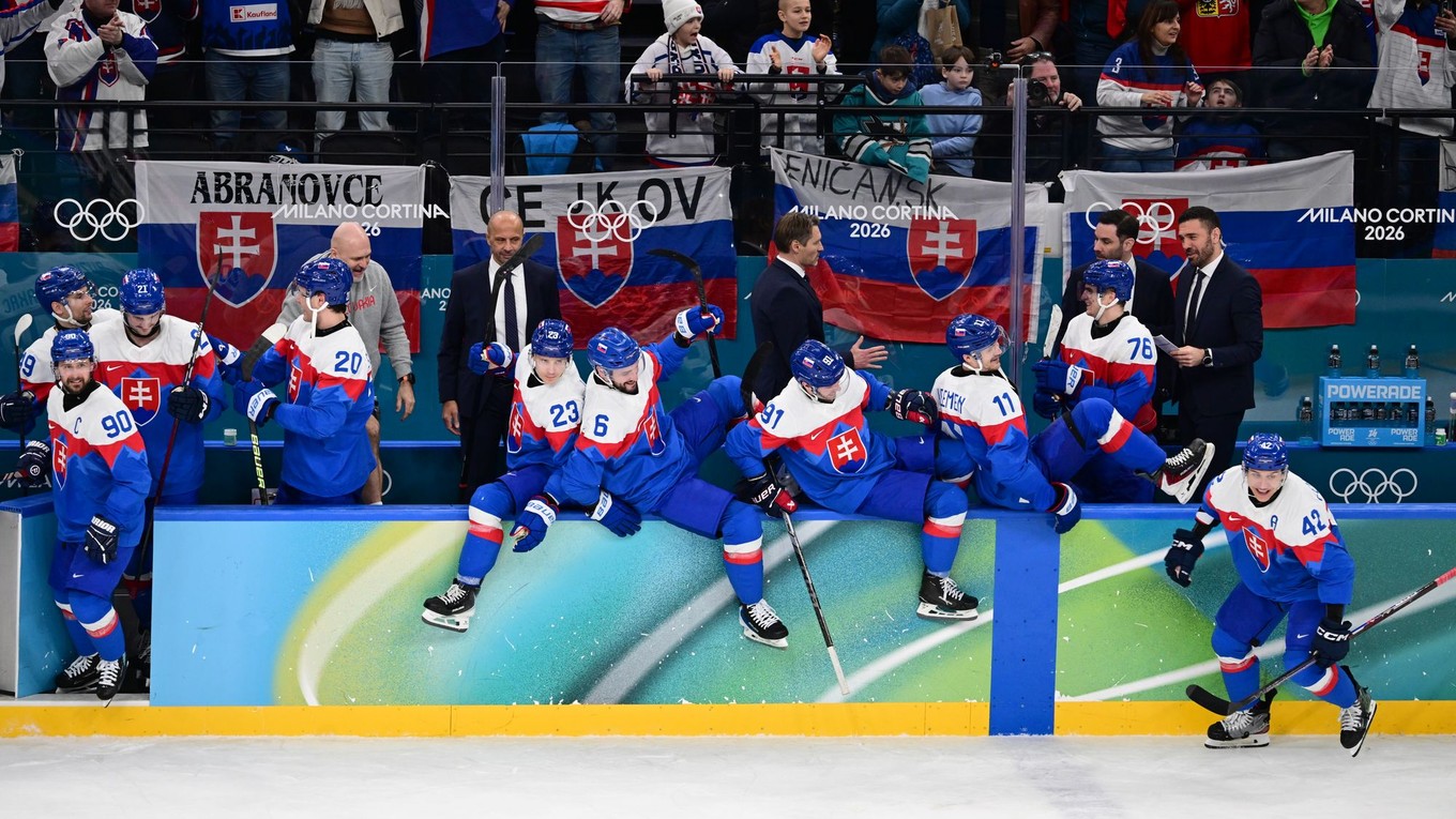 Slovenskí hokejisti sa tešia z výhry 6:2 po štvrťfinálovom dueli Slovensko - Nemecko na zimných olympijských hrách 2026 v Miláne.
