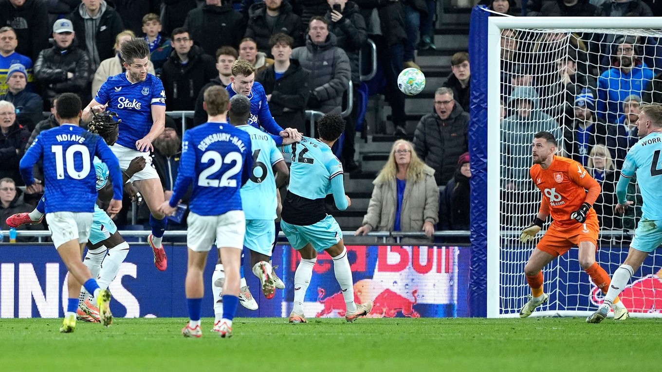 James Tarkowski strieľa gól. 