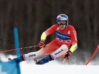 Marco Odermatt počas obrovského slalomu v stredisku Hafjell 2025.