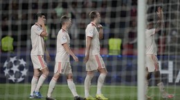 Futbalisti Bayernu Mníchov po prehre na pôde FC Barcelona v 3. kole ligovej fázy Ligy majstrov.