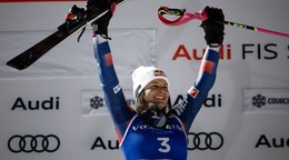 Zrinka Ljutičová po víťazstve v slalome v stredisku Courchevel 2025.