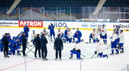 Slovenskí hokejisti počas tréningu na MS v hokeji 2025.