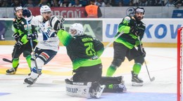 Robert Jackson (druhý zľava) a brankár Andrej Košarišťan v zápase HK Nitra - Vlci Žilina.