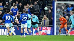 James Tarkowski strieľa gól.