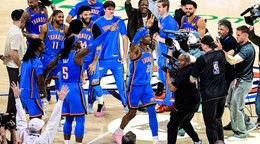 Shai Gilgeous-Alexander oslavuje so spoluhráčmi