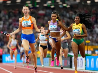 Holanďanka Femke Bolová sa teší zo zlatej medaily v cieli štafiet na 4x400 m na MS v atletike 2023.