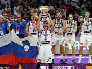 Goran Dragič v slovinskom drese s trofejou pre víťaza ME v basketbale 2017.