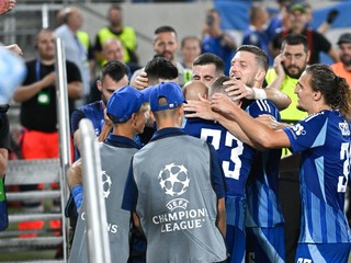 Marko Tolič sa so spoluhráčmi teší po strelenom góle v zápase ŠK Slovan Bratislava - FC Midtjylland v odvete play-off Ligy majstrov.