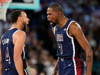 Kevin Durant (vpravo) a Stephen Curry v zápase Francúzsko - USA vo finále OH 2024 v Paríži.