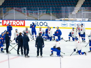 Slovenskí hokejisti počas tréningu na MS v hokeji 2025.