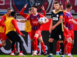 Mathias Honsak sa teší po strelenom góle v zápase FC Heidenheim - SV Elversberg v baráži o Bundesligu.