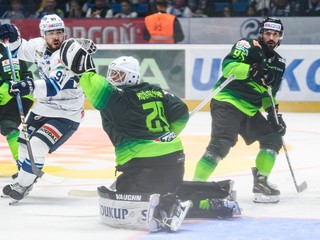 Robert Jackson (druhý zľava) a brankár Andrej Košarišťan v zápase HK Nitra - Vlci Žilina.