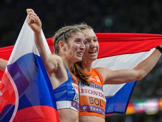Slovenka Emma Zapletalová (vľavo) a Holanďanka Femke Bolová pózujú po finále behu na 400 m cez prekážky na atletických MS v Tokiu.