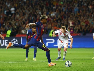 Lamine Yamal premieňa pokutový kop v zápase FC Barcelona - Olympiakos Pireus.