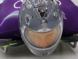 Ukrajinský skeletonista Vladyslav Heraskevyč má na prilbe fotografie ľudí zabitých počas vojny na Ukrajine. 