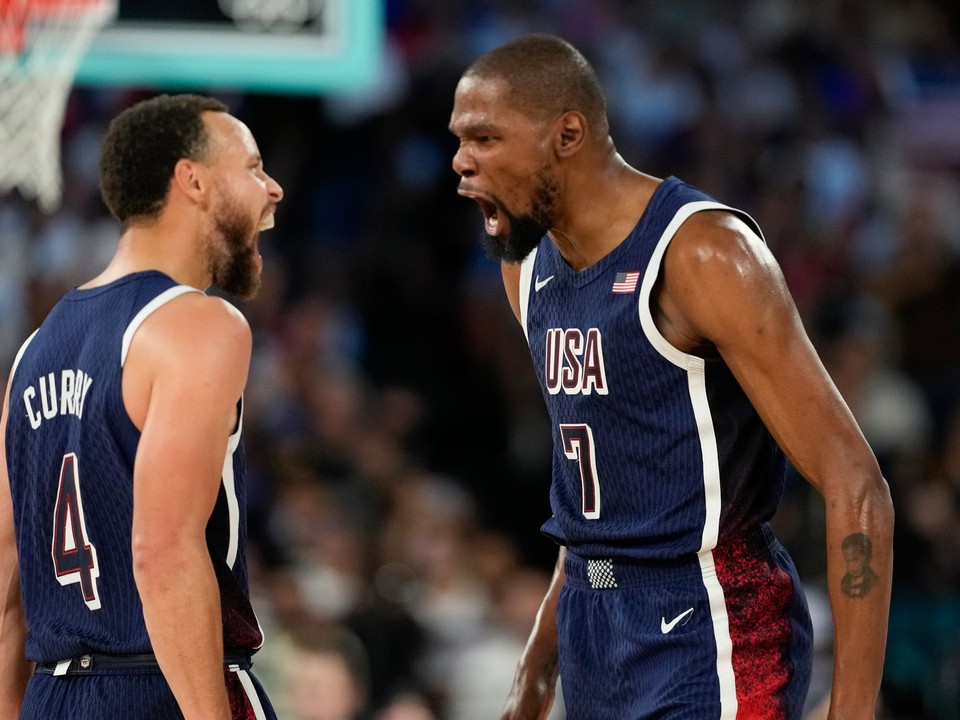 Kevin Durant (vpravo) a Stephen Curry v zápase Francúzsko - USA vo finále OH 2024 v Paríži.