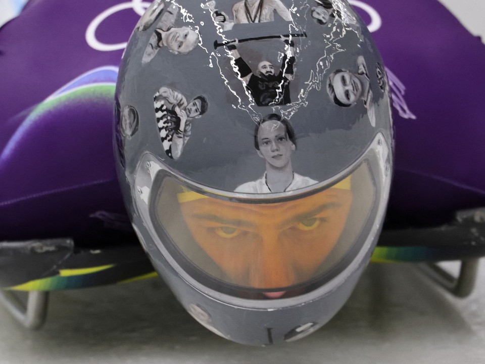 Ukrajinský skeletonista Vladyslav Heraskevyč má na prilbe fotografie ľudí zabitých počas vojny na Ukrajine. 