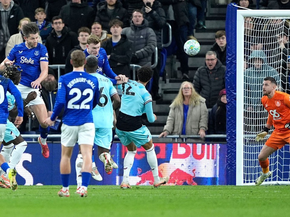 James Tarkowski strieľa gól.
