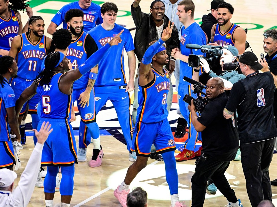 Shai Gilgeous-Alexander oslavuje so spoluhráčmi