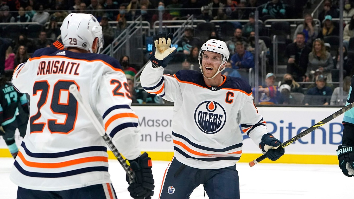 Leon Draisaitl (vľavo) a Connor McDavid.