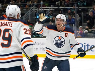 Leon Draisaitl (vľavo) a Connor McDavid.