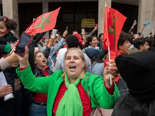 Oslavy v Maroku po postupe do osemfinále MS vo futbale 2022. 