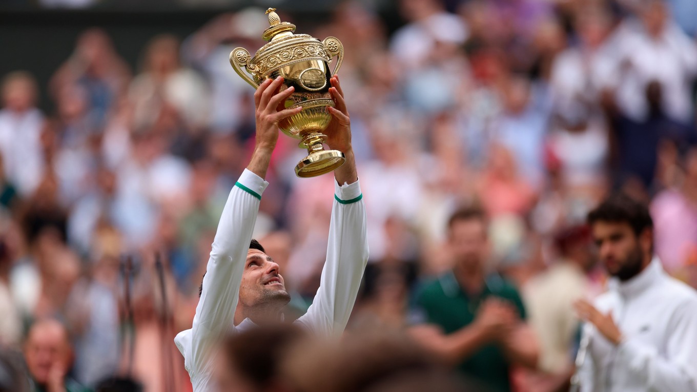 Novak Djokovič s trofejou z Wimbledonu 2021.