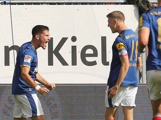 Slovenský futbalista v drese Kielu Adrián Kaprálik (vľavo) sa teší so spoluhráčmi z gólu v zápase 6. kola druhej nemeckej Bundesligy Holstein Kiel - Karlsruher SC.