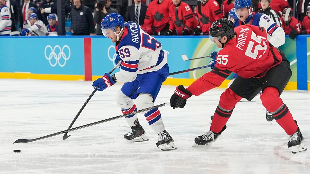Fotka z finálového zápasu Kanada - USA na ZOH 2026.