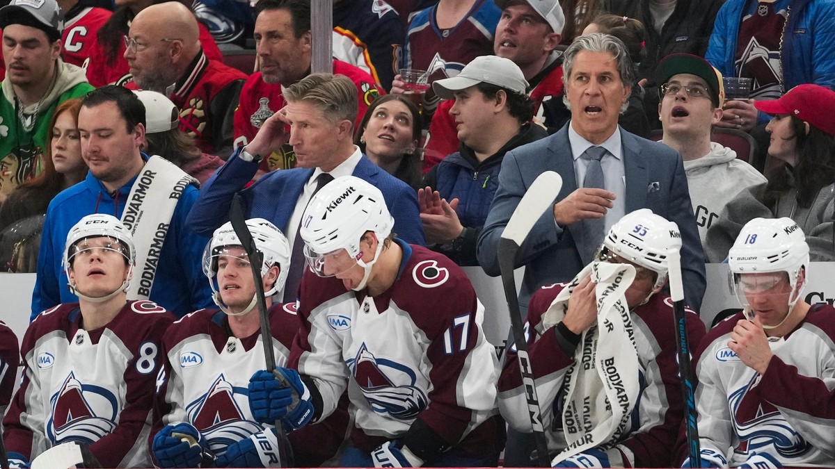 Tréner Colorada Avalanche Jared Bednar (vpravo) stojí na striedačke počas zápasu.