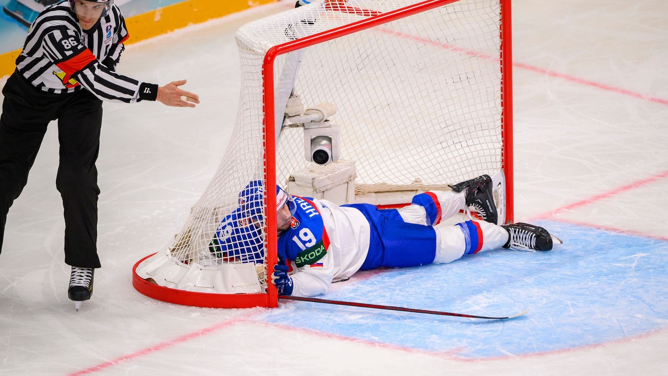 Patrik Hrehorčák leží v bránke.