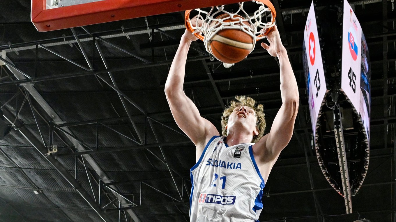 Slovenský basketbalista Tomáš Pavelka a jeho úspešné zakončenie.