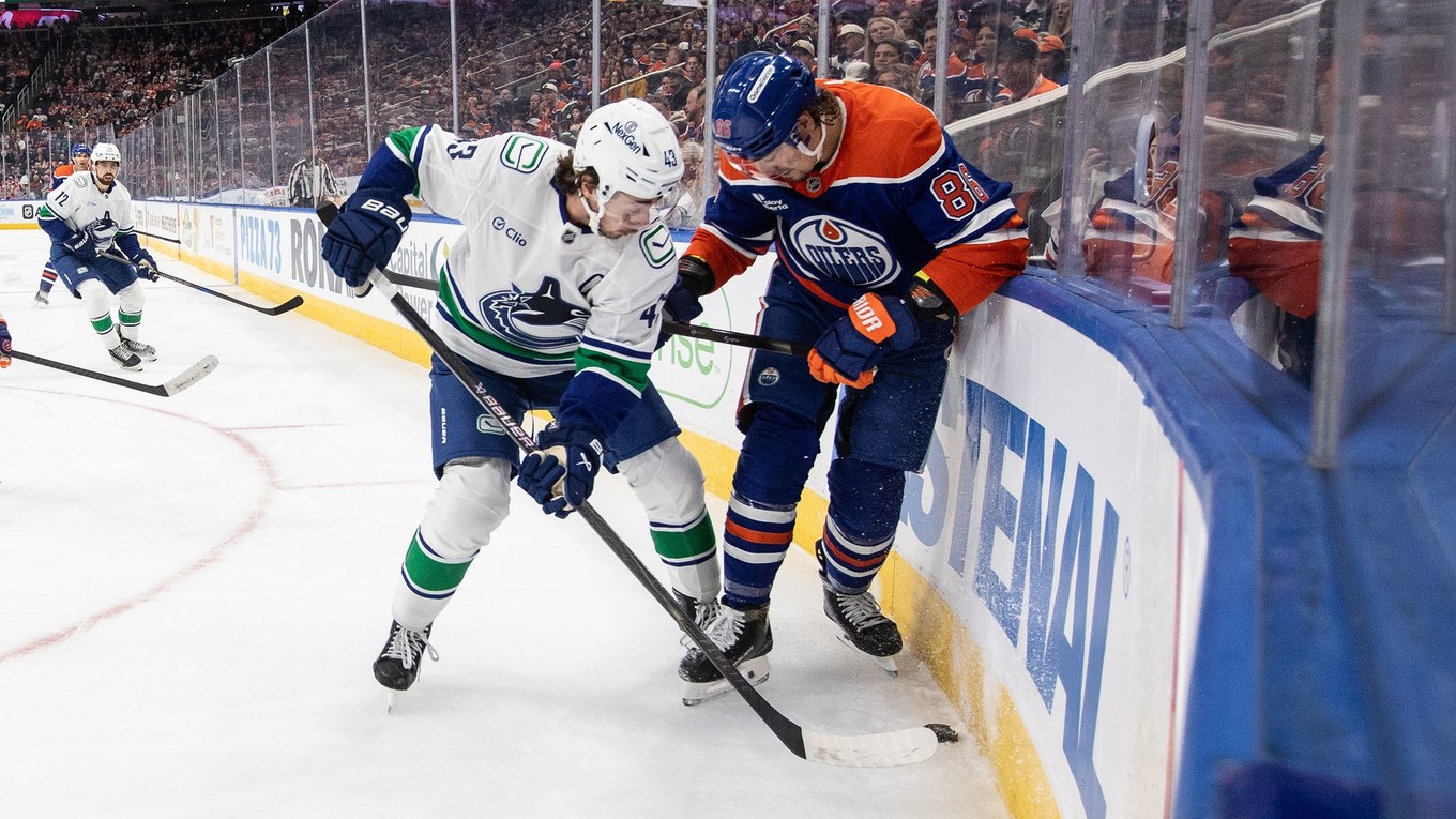 Quinn Hughes a David Tomášek. 