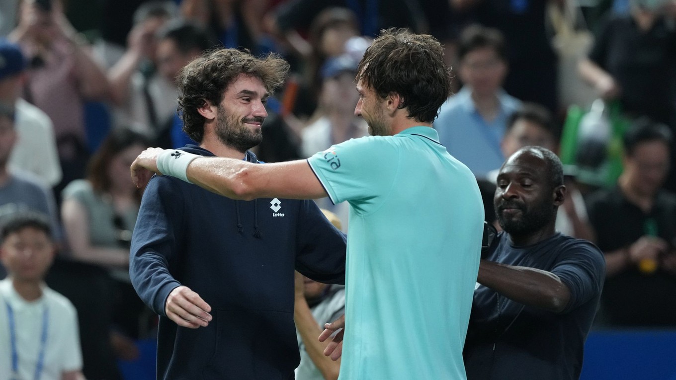 Francúzsky tenista Arthur Rinderknech (vpravo) sa objíma so svojím bratrancom Valentinom Vacherotom