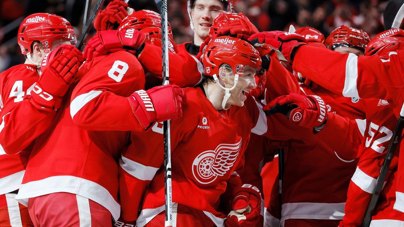 Patrick Kane oslavuje so spoluhráčmi z Detroitu bod, ktorý z neho spravil najproduktívnejšieho hráča narodeného v USA.