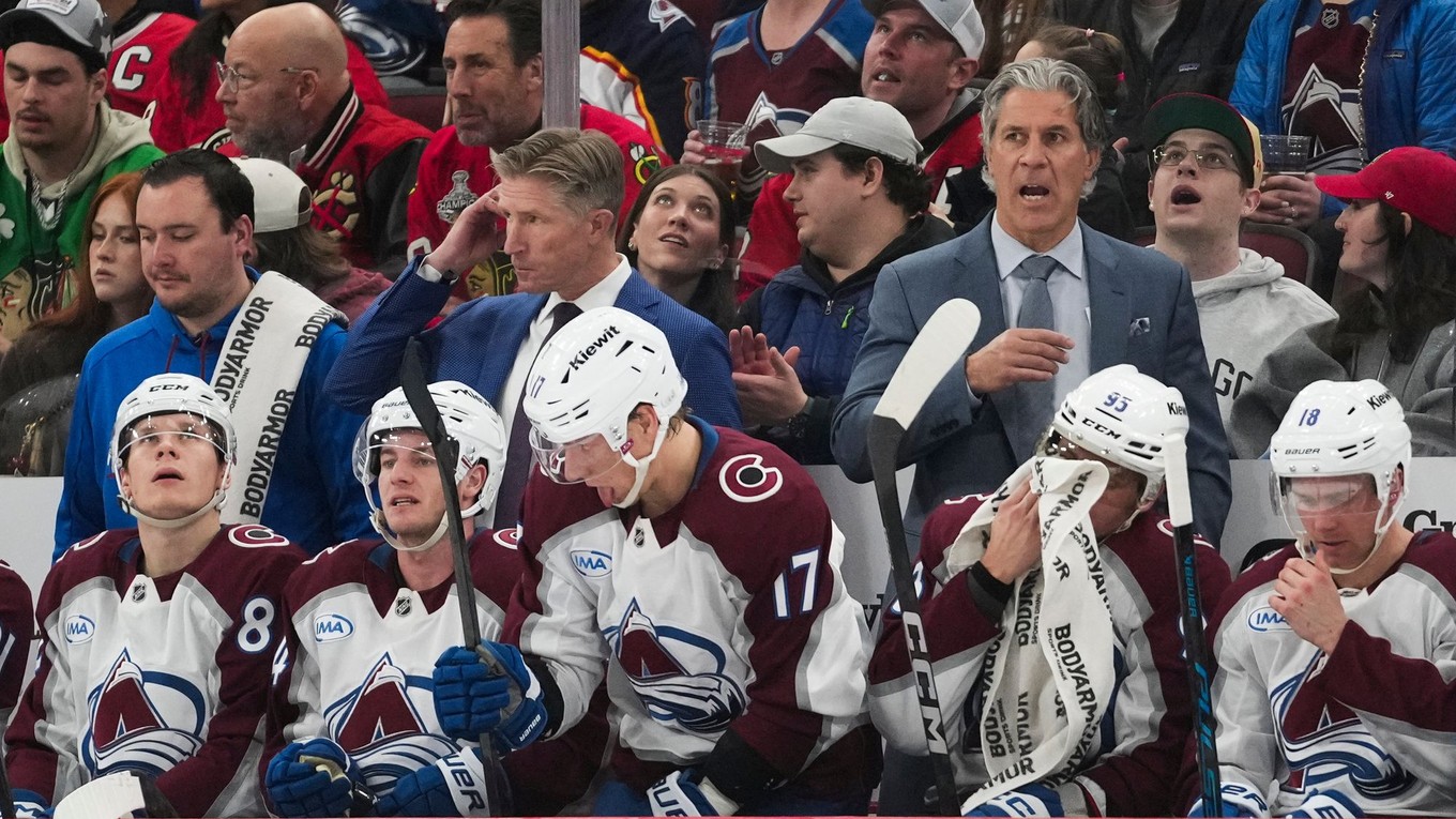 Tréner Colorada Avalanche Jared Bednar (vpravo) stojí na striedačke počas zápasu.