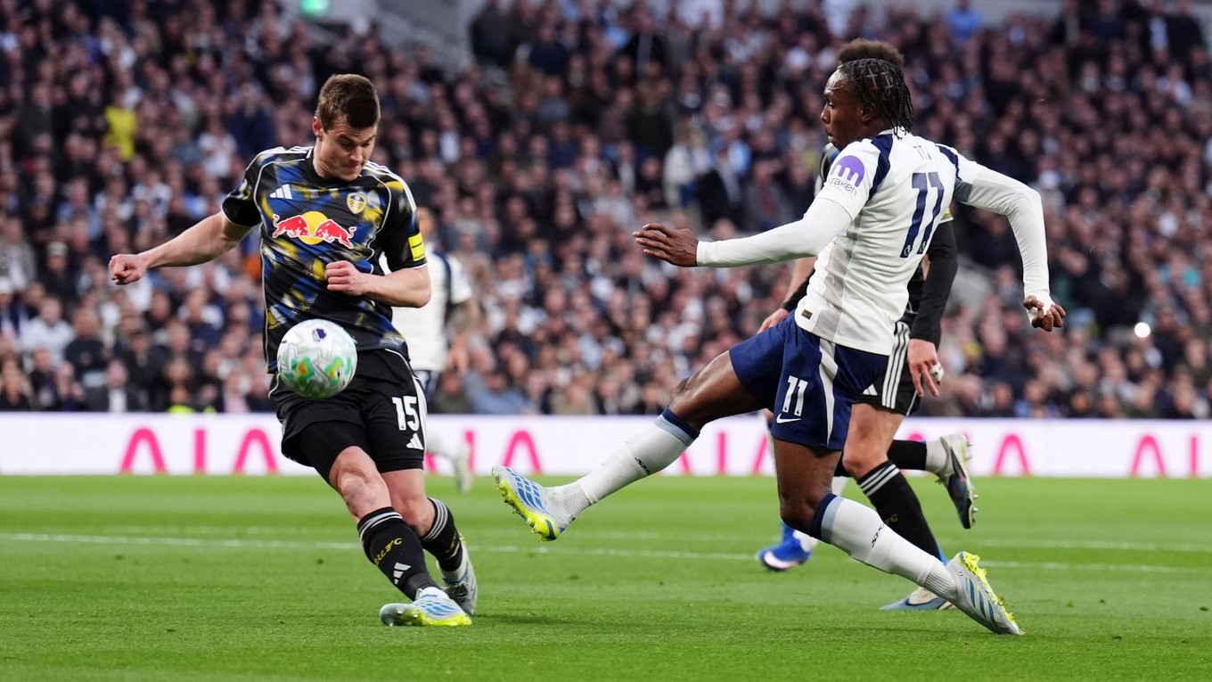 utbalista Tottenhamu Hotspur Mathys Tel strieľa na bránu počas zápasu s Leedsom