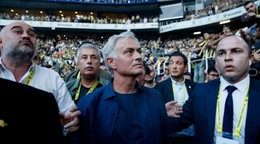José Mourinho slávnostne podpísal novú zmluvu s Fenerbahce Istanbul pred plným štadiónom. 