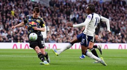 utbalista Tottenhamu Hotspur Mathys Tel strieľa na bránu počas zápasu s Leedsom
