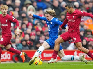 Hráč Chelsea Conor Gallagher bojuje o loptu s Thiagom z Liverpoolu.
