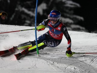 Mikaela Shiffrinová počas nočného slalomu vo Flachau.
