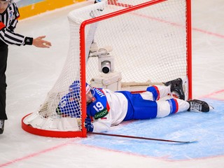 Patrik Hrehorčák leží v bránke.