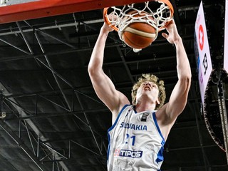 Slovenský basketbalista Tomáš Pavelka a jeho úspešné zakončenie.