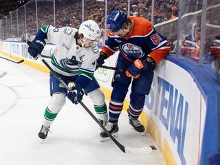 Quinn Hughes a David Tomášek.