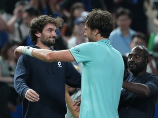 Francúzsky tenista Arthur Rinderknech (vpravo) sa objíma so svojím bratrancom Valentinom Vacherotom