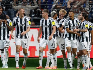 Newcastle United oslavuje gól. 