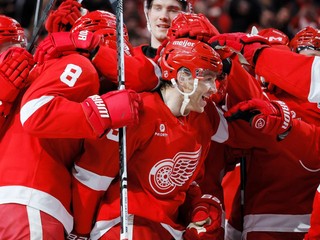 Patrick Kane oslavuje so spoluhráčmi z Detroitu bod, ktorý z neho spravil najproduktívnejšieho hráča narodeného v USA.